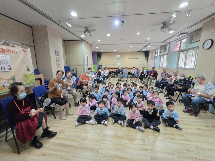 25年高、低班參觀長者中心